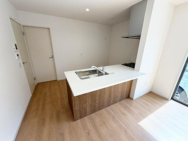 ☆大型のシステムキッチン☆対面式ですので家族と会話しながら楽しくクッキング!!