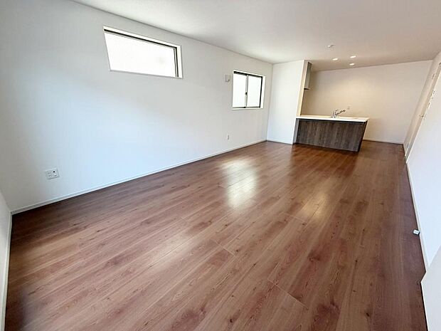 ☆大変明るいリビング☆広々した空間で家族との大切な時間をお過ごしください!!