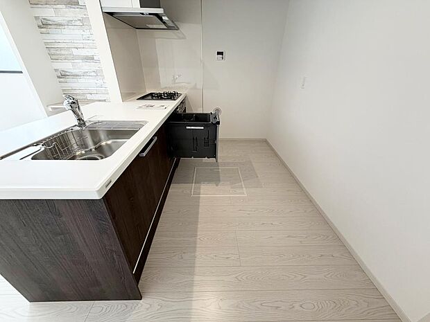 ☆大型のシステムキッチン☆対面式ですので家族と会話しながら楽しくクッキング!!