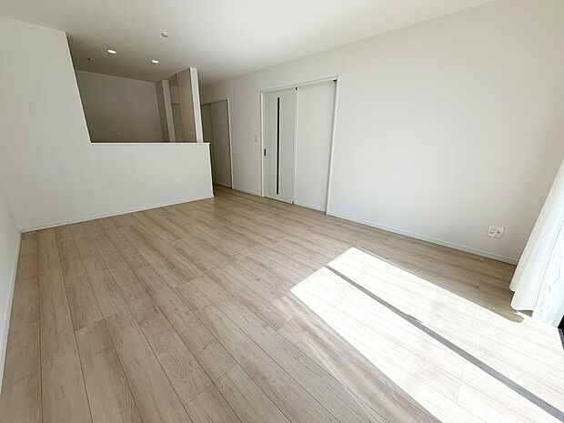 ☆大変明るいリビング☆広々した空間で家族との大切な時間をお過ごしください!!