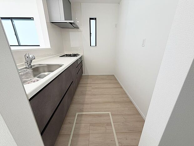 ☆大型のシステムキッチン☆対面式ですので家族と会話しながら楽しくクッキング!!