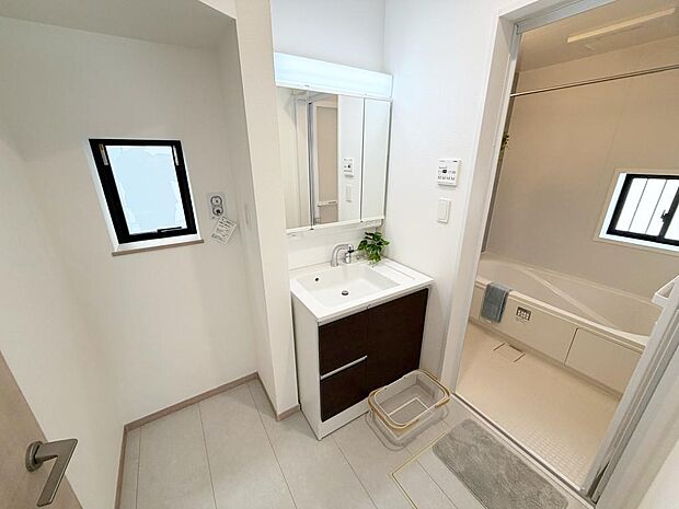 ☆白を基調とした清潔感溢れる洗面スペース☆清潔空間で気持ちよく1日の始まりを!!