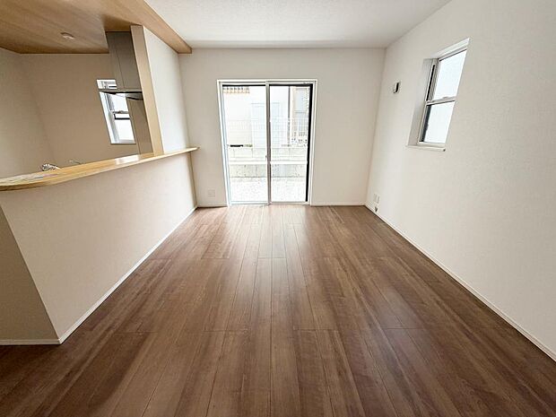 ☆大変明るいリビング☆広々した空間で家族との大切な時間をお過ごしください!!