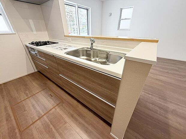 ☆大型のシステムキッチン☆対面式ですので家族と会話しながら楽しくクッキング!!