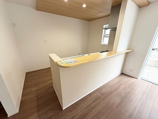 ☆大型のシステムキッチン☆対面式ですので家族と会話しながら楽しくクッキング!!