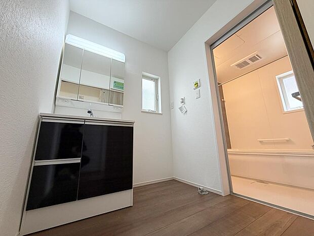 ☆白を基調とした清潔感溢れる洗面スペース☆清潔空間で気持ちよく1日の始まりを!!