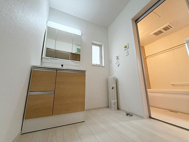 ☆白を基調とした清潔感溢れる洗面スペース☆清潔空間で気持ちよく1日の始まりを!!