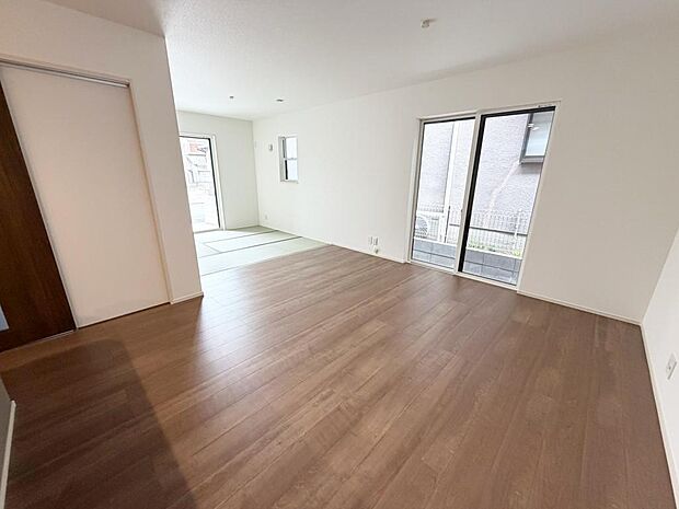 ☆大変明るいリビング☆広々した空間で家族との大切な時間をお過ごしください!!