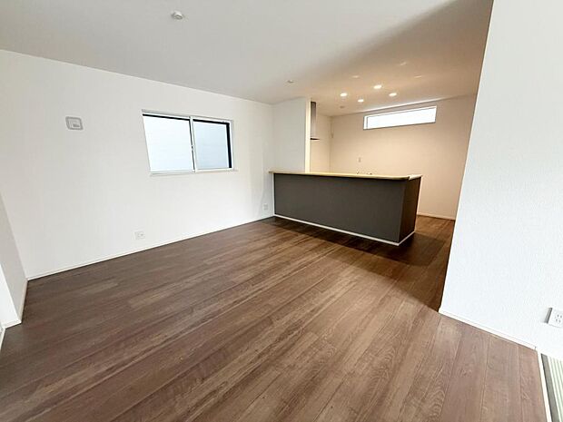 ☆大変明るいリビング☆広々した空間で家族との大切な時間をお過ごしください!!