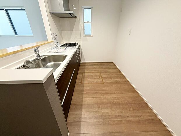 ☆大型のシステムキッチン☆対面式ですので家族と会話しながら楽しくクッキング!!