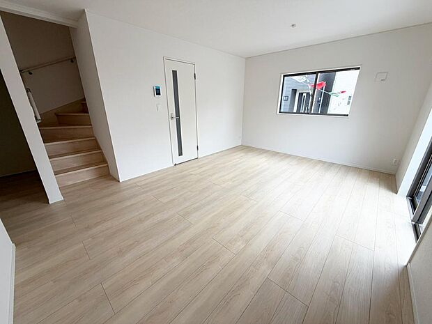 ☆大変明るいリビング☆広々した空間で家族との大切な時間をお過ごしください!!