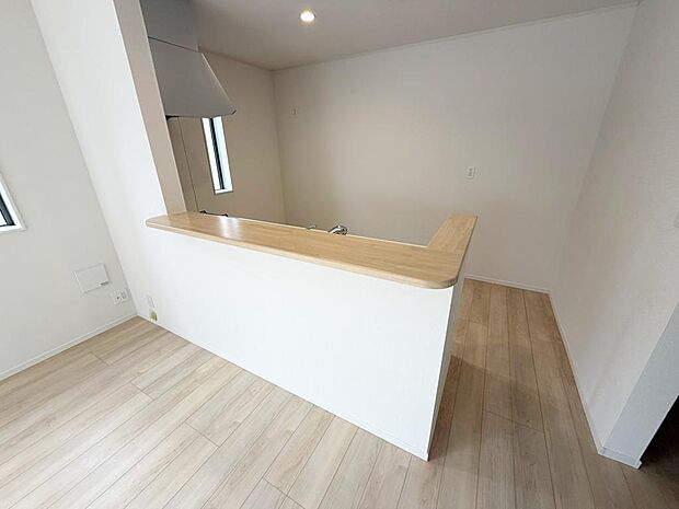 ☆大型のシステムキッチン☆対面式ですので家族と会話しながら楽しくクッキング!!