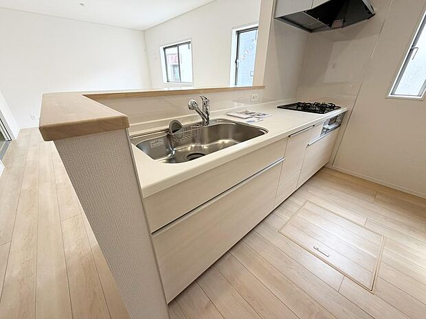 ☆大型のシステムキッチン☆対面式ですので家族と会話しながら楽しくクッキング!!