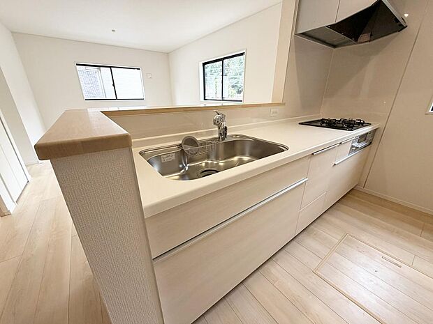 ☆大型のシステムキッチン☆対面式ですので家族と会話しながら楽しくクッキング!!