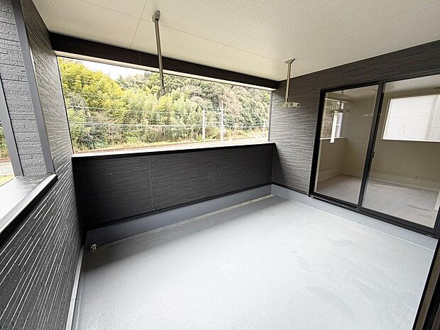 ☆インナーバルコニー☆テーブルを置いてティータイムもいいかも!雨の日も安心!!