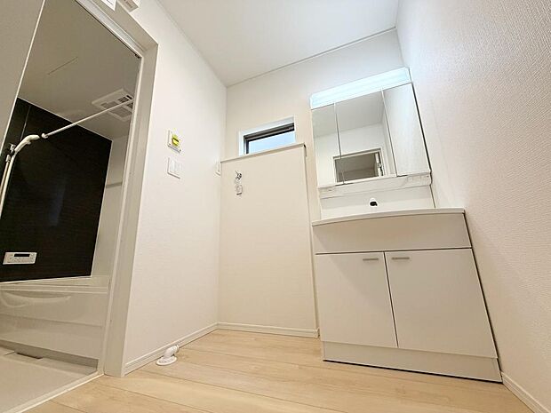 ☆白を基調とした清潔感溢れる洗面スペース☆清潔空間で気持ちよく1日の始まりを!!