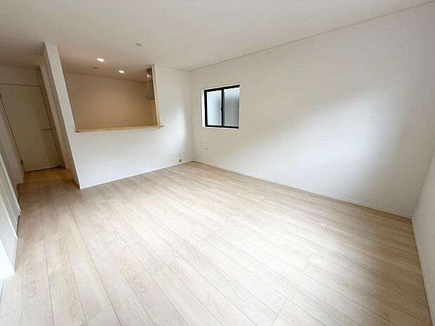 ☆大変明るいリビング☆広々した空間で家族との大切な時間をお過ごしください!!