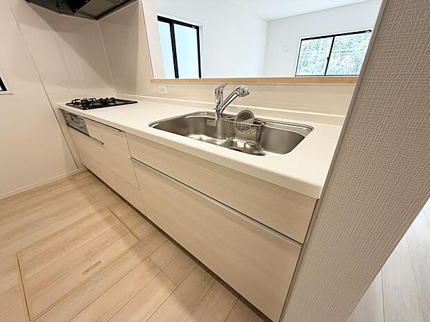 ☆大型のシステムキッチン☆対面式ですので家族と会話しながら楽しくクッキング!!