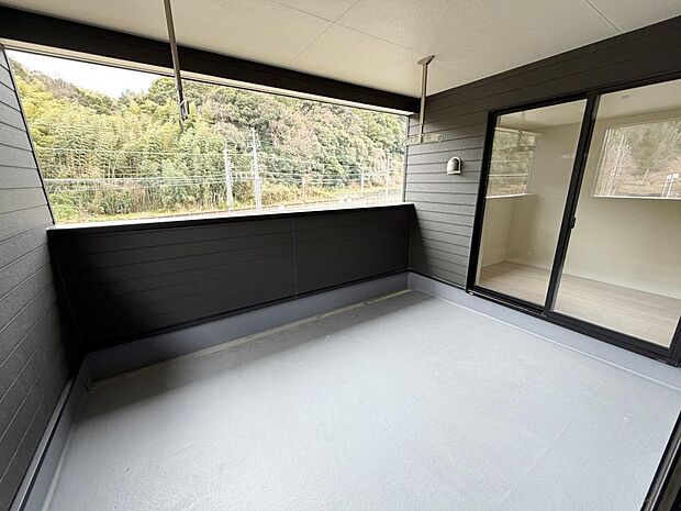 ☆インナーバルコニー☆テーブルを置いてティータイムもいいかも!雨の日も安心!!