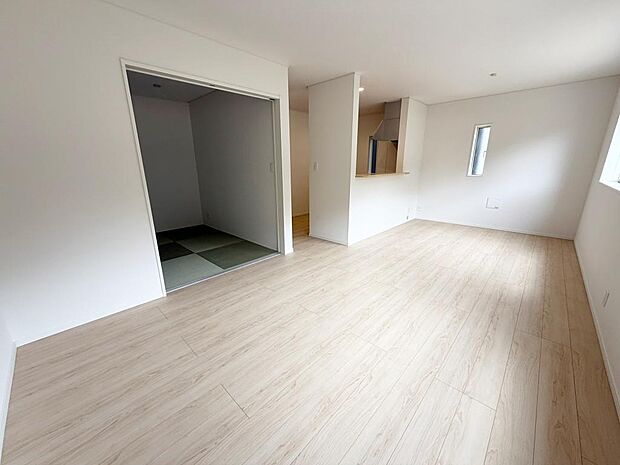 ☆大変明るいリビング☆広々した空間で家族との大切な時間をお過ごしください!!