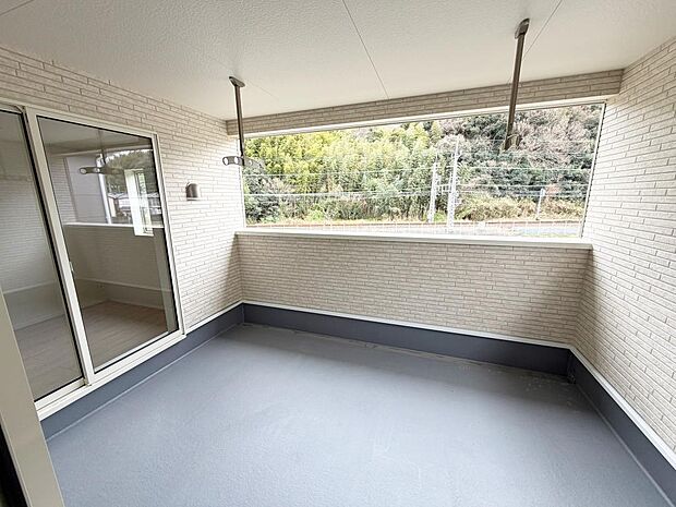 ☆インナーバルコニー☆テーブルを置いてティータイムもいいかも!雨の日も安心!!