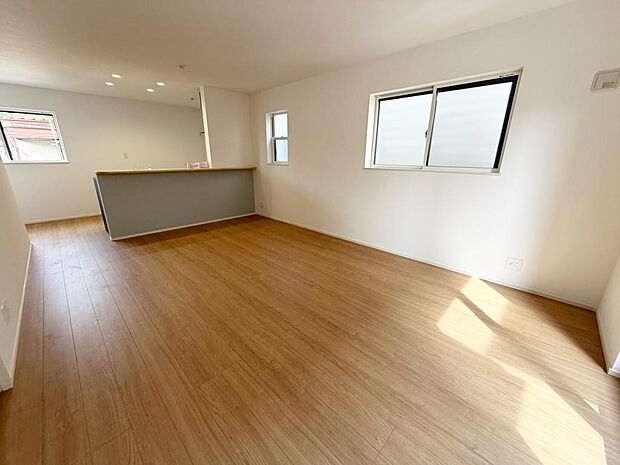 ☆大変明るいリビング☆広々した空間で家族との大切な時間をお過ごしください!!