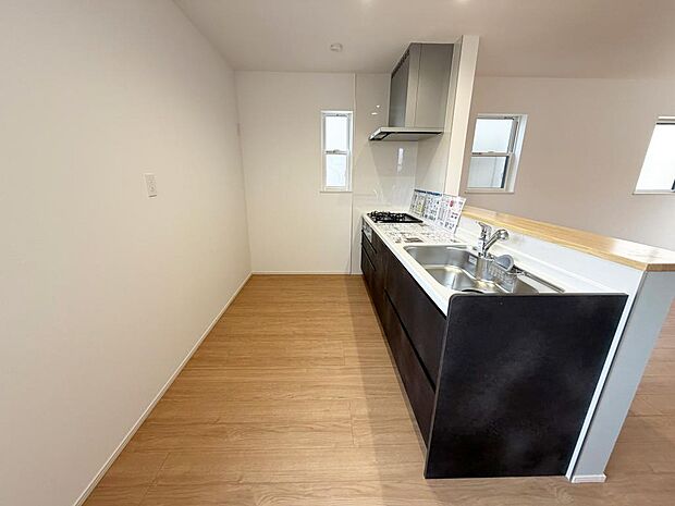 ☆大型のシステムキッチン☆対面式ですので家族と会話しながら楽しくクッキング!!