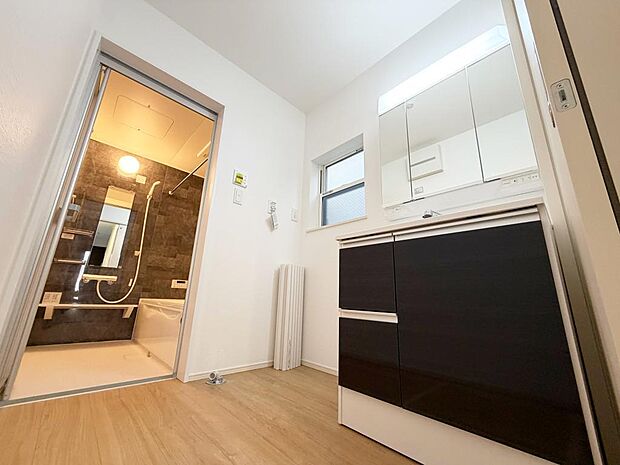 ☆白を基調とした清潔感溢れる洗面スペース☆清潔空間で気持ちよく1日の始まりを!!