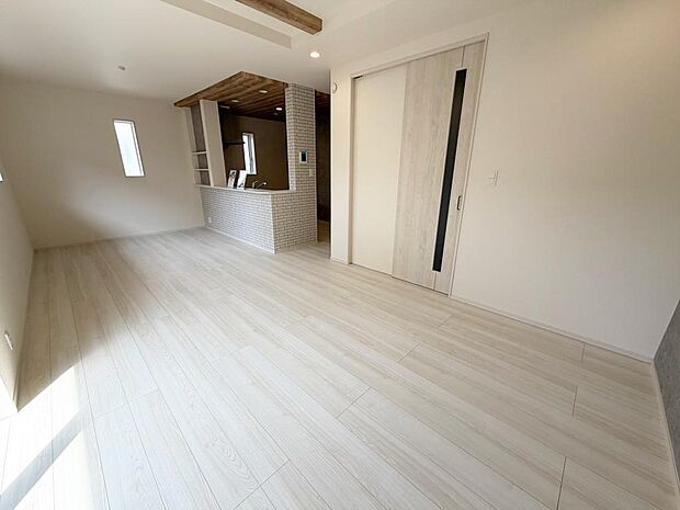 ☆大変明るいリビング☆広々した空間で家族との大切な時間をお過ごしください!!