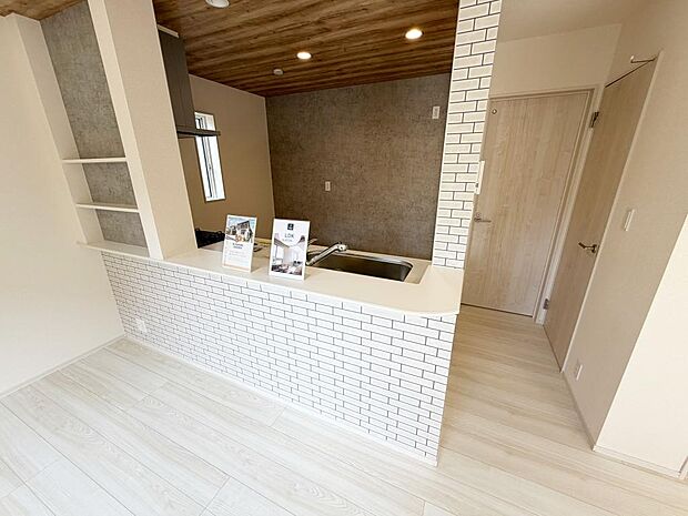 ☆大型のシステムキッチン☆対面式ですので家族と会話しながら楽しくクッキング!!