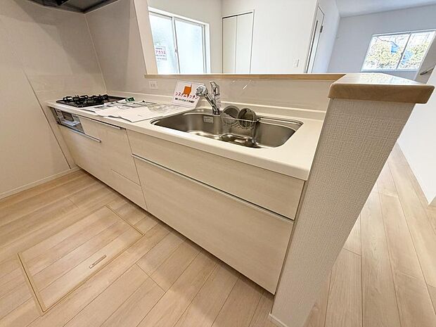 ☆大型のシステムキッチン☆対面式ですので家族と会話しながら楽しくクッキング!!