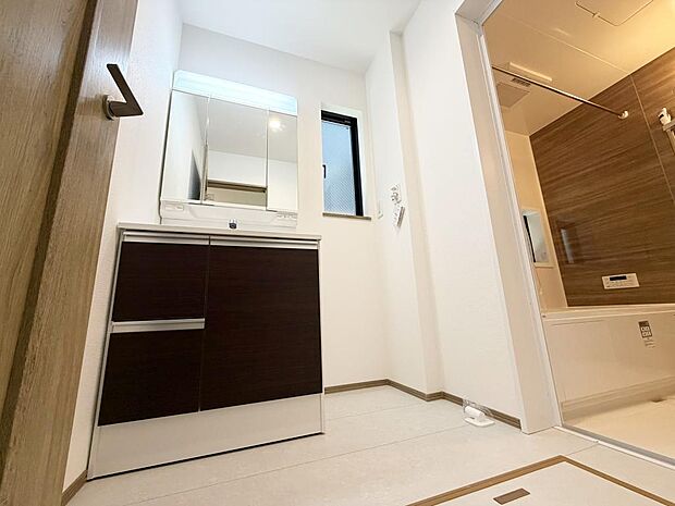 ☆白を基調とした清潔感溢れる洗面スペース☆清潔空間で気持ちよく1日の始まりを!!