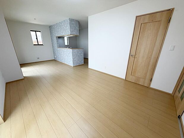 ☆大変明るいリビング☆広々した空間で家族との大切な時間をお過ごしください!!