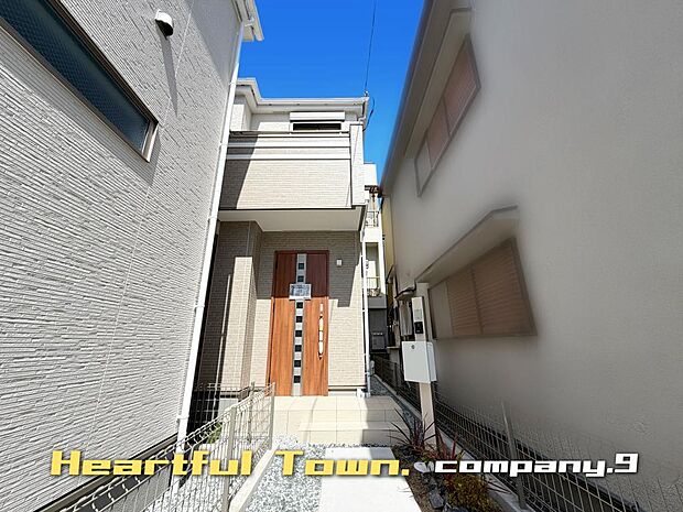 ☆現地外観写真☆HeartfulTown☆1号棟☆子育てに適した住環境☆土地28坪☆閑静な住宅街☆南面バルコニー×2☆小・中学校まで徒歩9分圏内☆前道6.8m☆