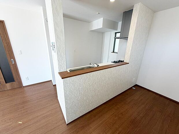 ☆大型のシステムキッチン☆対面式ですので家族と会話しながら楽しくクッキング!!