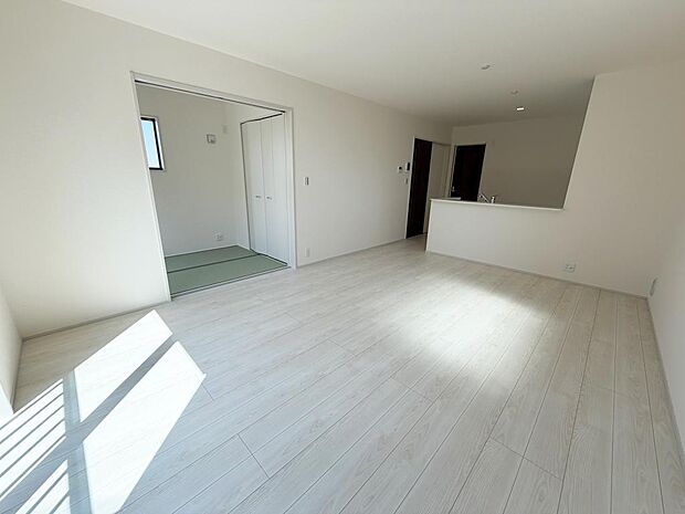 ☆大変明るいリビング☆広々した空間で家族との大切な時間をお過ごしください!!