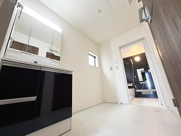 ☆白を基調とした清潔感溢れる洗面スペース☆清潔空間で気持ちよく1日の始まりを!!