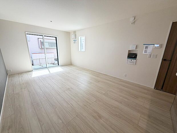 ☆大変明るいリビング☆広々した空間で家族との大切な時間をお過ごしください!!