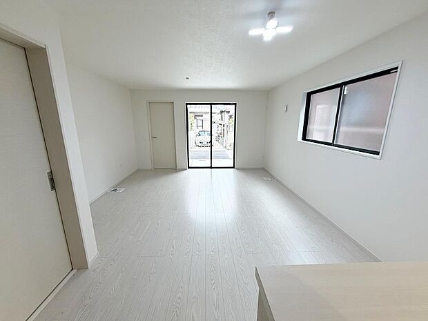 ☆大変明るいリビング☆広々した空間で家族との大切な時間をお過ごしください!!