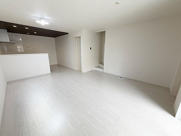 ☆大変明るいリビング☆広々した空間で家族との大切な時間をお過ごしください!!