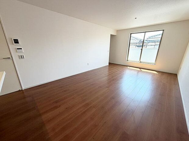 ☆大変明るいリビング☆広々した空間で家族との大切な時間をお過ごしください!!