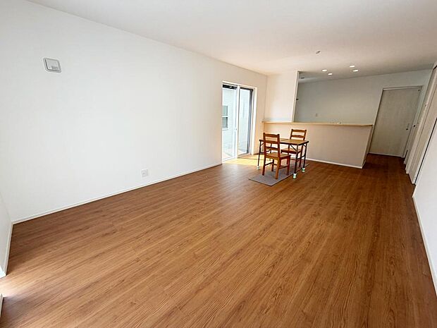 ☆大変明るいリビング☆広々した空間で家族との大切な時間をお過ごしください!!