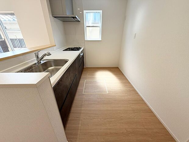 ☆大型のシステムキッチン☆対面式ですので家族と会話しながら楽しくクッキング!!