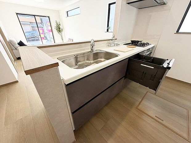 ☆大型のシステムキッチン☆対面式ですので家族と会話しながら楽しくクッキング！！