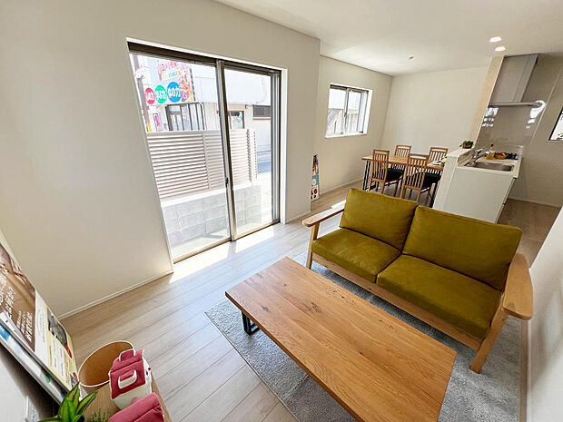 ☆大変明るいリビング☆広々した空間で家族との大切な時間をお過ごしください！！