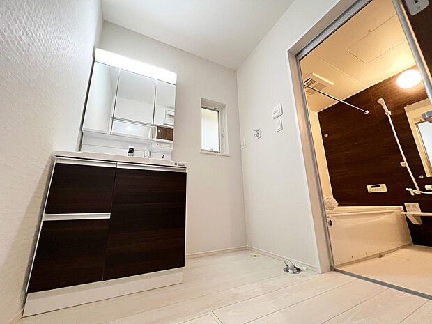 ☆白を基調とした清潔感溢れる洗面スペース☆清潔空間で気持ちよく1日の始まりを！！