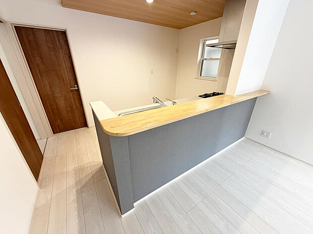 ☆大型のシステムキッチン☆対面式ですので家族と会話しながら楽しくクッキング!!