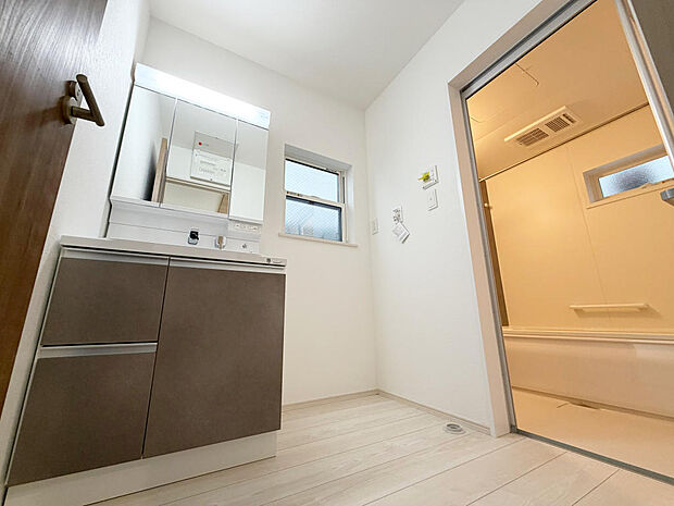 ☆白を基調とした清潔感溢れる洗面スペース☆清潔空間で気持ちよく1日の始まりを!!