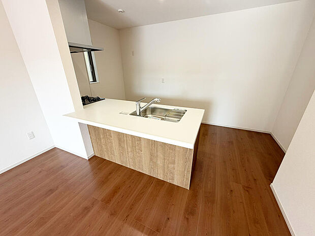 ☆大型のシステムキッチン☆対面式ですので家族と会話しながら楽しくクッキング!!