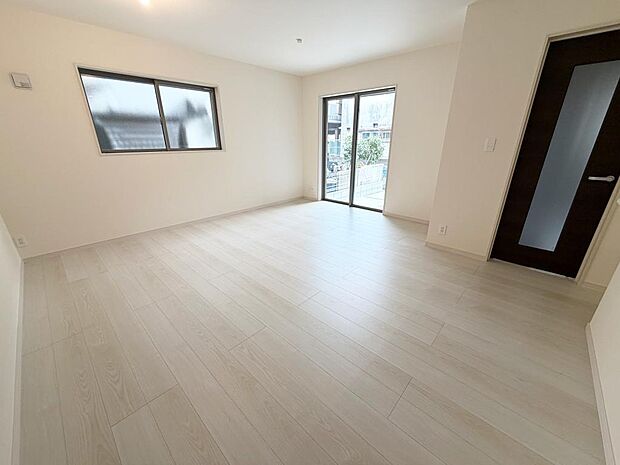 ☆大変明るいリビング☆広々した空間で家族との大切な時間をお過ごしください!!